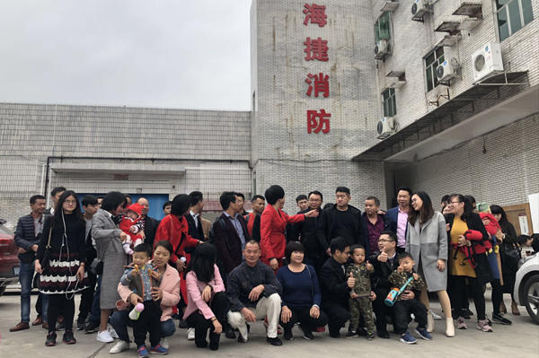 银河国际工厂全体员工合照