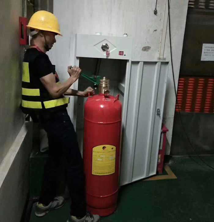 柜式七氟丙烷灭火器生产组装生产车间实拍照片
